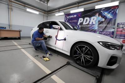 Pekerja sedang melakukan pengecatan bodi disela acara peresmian Autoglad di Pekayon, Kota Bekasi, Jawa Barat, Kamis (28/10/2021).