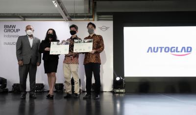 Pekerja sedang melakukan pengecatan bodi disela acara peresmian Autoglad di Pekayon, Kota Bekasi, Jawa Barat, Kamis (28/10/2021).