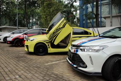Pengunjung melihat mobil eks armada Blue Bird yang telah dimodifikasi di area kontes modifikasi Toyota Limo, Jakarta, Selasa (26/10/2021).