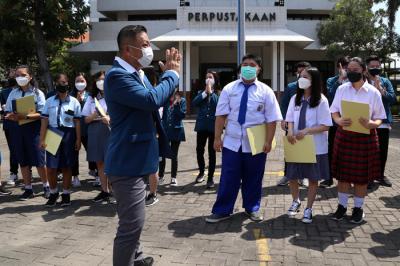 Penandatanganan deklarasi generasi pemimpin dan agen perubahan masa depan berukuran besar 2,4 x 1,17 meter di  Surabaya, Kamis (28/10/2021).