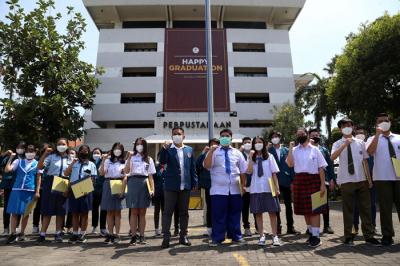 Penandatanganan deklarasi generasi pemimpin dan agen perubahan masa depan berukuran besar 2,4 x 1,17 meter di  Surabaya, Kamis (28/10/2021).