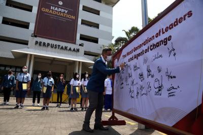 Penandatanganan deklarasi generasi pemimpin dan agen perubahan masa depan berukuran besar 2,4 x 1,17 meter di  Surabaya, Kamis (28/10/2021).