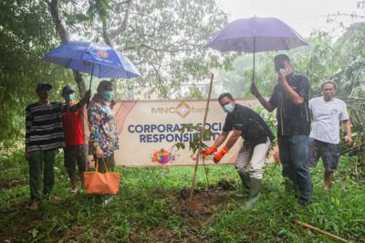 Presiden Direktur MNC Bank Mahdan memberikan bibit tanaman kepada perwakilan komunitas Ciliwung Institute di Condet, Jakarta Timur, Kamis (28/10/2021).