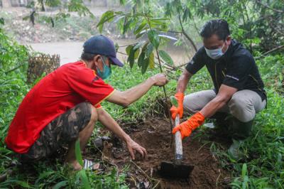 Presiden Direktur MNC Bank Mahdan memberikan bibit tanaman kepada perwakilan komunitas Ciliwung Institute di Condet, Jakarta Timur, Kamis (28/10/2021).