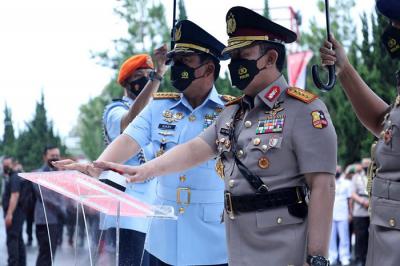 Panglima TNI Marsekal TNI Hadi Tjahjanto memberikan pembekalan akhir Pendidikan kepada para Peserta Didik Sespimti Polri di Lemdiklat Polri, Rabu (27/10/2021).