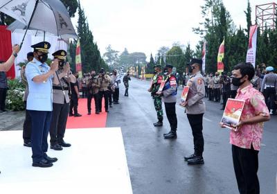 Panglima TNI Marsekal TNI Hadi Tjahjanto memberikan pembekalan akhir Pendidikan kepada para Peserta Didik Sespimti Polri di Lemdiklat Polri, Rabu (27/10/2021).