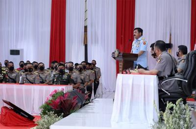 Panglima TNI Marsekal TNI Hadi Tjahjanto memberikan pembekalan akhir Pendidikan kepada para Peserta Didik Sespimti Polri di Lemdiklat Polri, Rabu (27/10/2021).