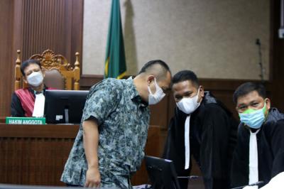 Ketiga terdakwa didakwa telah merugikan negara sebesar Rp152 miliar.