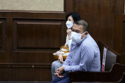 Ketiga terdakwa didakwa telah merugikan negara sebesar Rp152 miliar.