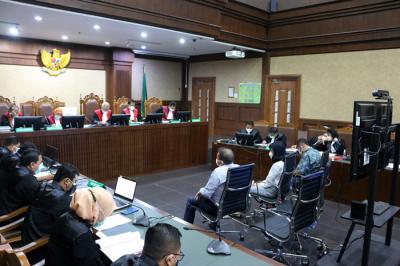 Ketiga terdakwa didakwa telah merugikan negara sebesar Rp152 miliar.