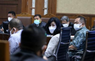 Ketiga terdakwa didakwa telah merugikan negara sebesar Rp152 miliar.