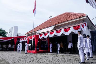 Tim Paskibra mengibarkan bendera Merah Putih saat upacara peringatan Sumpah Pemuda di Museum Sumpah Pemuda, Jakarta Pusat, Kamis (28/10/2021).