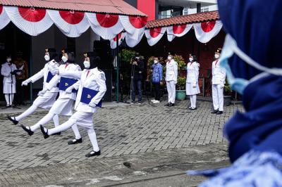 Tim Paskibra mengibarkan bendera Merah Putih saat upacara peringatan Sumpah Pemuda di Museum Sumpah Pemuda, Jakarta Pusat, Kamis (28/10/2021).