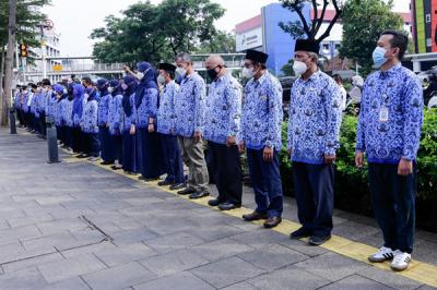 Tim Paskibra mengibarkan bendera Merah Putih saat upacara peringatan Sumpah Pemuda di Museum Sumpah Pemuda, Jakarta Pusat, Kamis (28/10/2021).