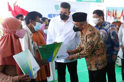 Launching perlindungan program BPJS Ketenagakerjaan bagi nelayan kecil, guru mengaji dan ketua RT/RW di Probolinggo, Jawa Timur Jumat (28/10/2021).