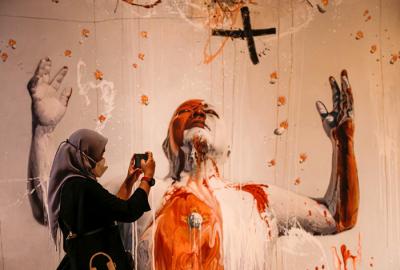 Pengunjung mengamati karya seni yang ditampilkan dalam pameran tetap di Galeri Nasional Indonesia, Jakarta Pusat, Jumat (29/10/2021).