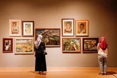 Pengunjung mengamati karya seni yang ditampilkan dalam pameran tetap di Galeri Nasional Indonesia, Jakarta Pusat, Jumat (29/10/2021).