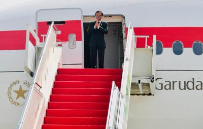 Presiden Joko Widodo saat menggunakan pesawat Garuda Indonesia untuk melakukan sejumlah rangkaian kunjungan luar negeri perdananya di masa pandemi.