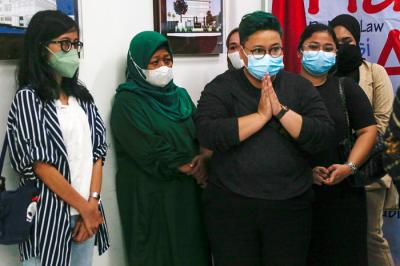 Perwakilan keluarga korban kebakaran Lapas Tangerang saat menyerahkan bukti terkait aduan ke Komnas HAM di Jakarta, Kamis (28/10/2021).