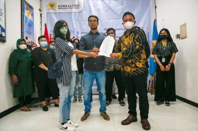 Perwakilan keluarga korban kebakaran Lapas Tangerang saat menyerahkan bukti terkait aduan ke Komnas HAM di Jakarta, Kamis (28/10/2021).