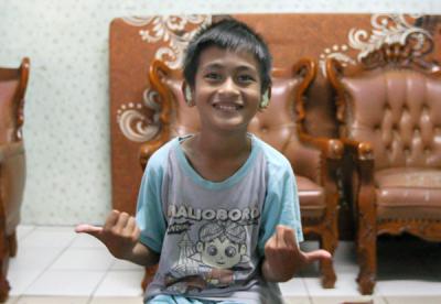 Relawan MNC Peduli memasangkan alat bantu dengar (ABD) untuk Fadli (9) yang mengalami gangguan pendengaran di Kebon Pala, Jakarta Timur, Jumat (29/10/2021).