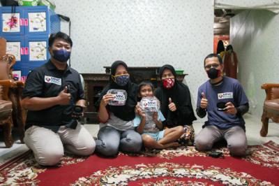 Relawan MNC Peduli memasangkan alat bantu dengar (ABD) untuk Fadli (9) yang mengalami gangguan pendengaran di Kebon Pala, Jakarta Timur, Jumat (29/10/2021).