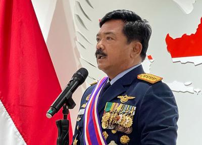 Panglima TNI Hadi Tjahjanto dianugerahi tanda kehormatan oleh Presiden Singapura YM. Halimah Yacob.