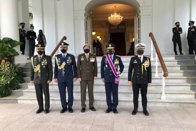 Panglima TNI Hadi Tjahjanto dianugerahi tanda kehormatan oleh Presiden Singapura YM. Halimah Yacob.