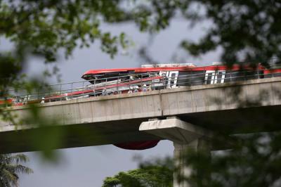 Petugas melakukan persiapan evakuasi kecelakaan Light Rapid Transit (LRT) di ruas Cibubur, Jakarta Timur, Jumat (29/10/2021).