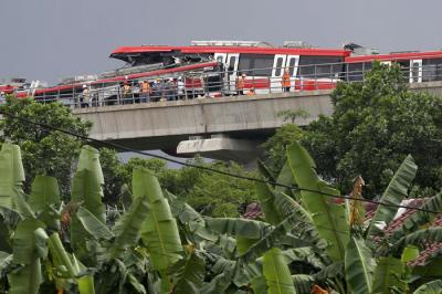 Petugas melakukan persiapan evakuasi kecelakaan Light Rapid Transit (LRT) di ruas Cibubur, Jakarta Timur, Jumat (29/10/2021).