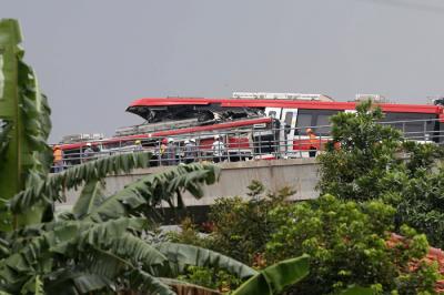 Petugas melakukan persiapan evakuasi kecelakaan Light Rapid Transit (LRT) di ruas Cibubur, Jakarta Timur, Jumat (29/10/2021).