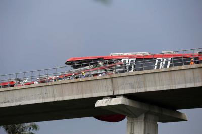 Petugas melakukan persiapan evakuasi kecelakaan Light Rapid Transit (LRT) di ruas Cibubur, Jakarta Timur, Jumat (29/10/2021).