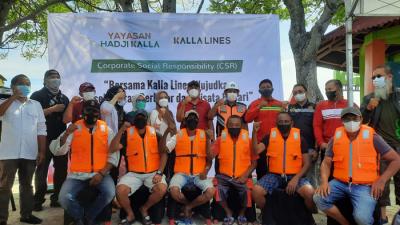 Yayasan Hadji Kalla dan Kalla Lines menggelar kegiatan Corporate Social Responsibility (CSR) di Pulau Lae-Lae, Makassar, Sabtu (30/10/2021).