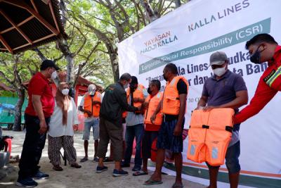 Yayasan Hadji Kalla dan Kalla Lines menggelar kegiatan Corporate Social Responsibility (CSR) di Pulau Lae-Lae, Makassar, Sabtu (30/10/2021).