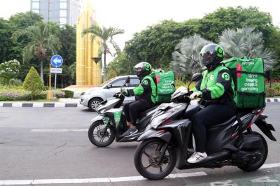 Mitra driver ojek oline (Ojol) GoSend melintas di jalanan kota Surabaya, Jawa Timur, Sabtu (30/10/2021).