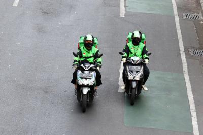 Mitra driver ojek oline (Ojol) GoSend melintas di jalanan kota Surabaya, Jawa Timur, Sabtu (30/10/2021).