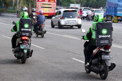 Mitra driver ojek oline (Ojol) GoSend melintas di jalanan kota Surabaya, Jawa Timur, Sabtu (30/10/2021).