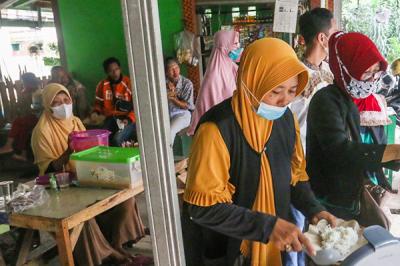 Relawan Yayasan Nasi Jumat (SiJum) Indonesia mengajak warga untuk menikmati makan siang di Warung Makan Gratis, Depok, Jawa Barat, Jumat (29/10/2021).
