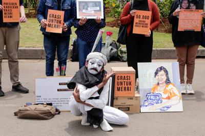 Relawan melakukan aksi teatrikal di kawasan Patung Kuda Arjuna Wijaya, Monas, Jakarta Pusat, Senin (1/11/2021).