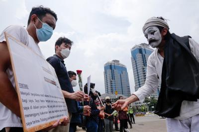 Relawan melakukan aksi teatrikal di kawasan Patung Kuda Arjuna Wijaya, Monas, Jakarta Pusat, Senin (1/11/2021).