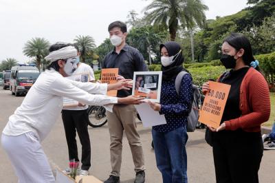 Relawan melakukan aksi teatrikal di kawasan Patung Kuda Arjuna Wijaya, Monas, Jakarta Pusat, Senin (1/11/2021).