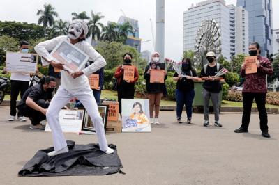 Relawan melakukan aksi teatrikal di kawasan Patung Kuda Arjuna Wijaya, Monas, Jakarta Pusat, Senin (1/11/2021).