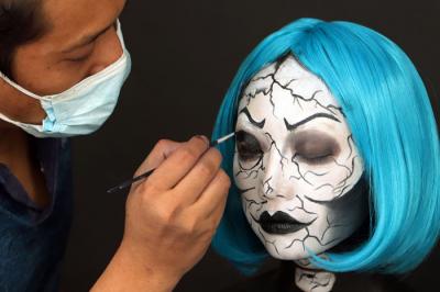 Model tampil dengan riasan menyeramkan ketika mengikuti kompetisi Viva Halloween Body Painting secara virtual, di Surabaya, Jawa Timur, Minggu (31/10/2021).
