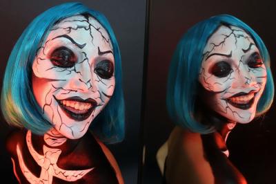 Model tampil dengan riasan menyeramkan ketika mengikuti kompetisi Viva Halloween Body Painting secara virtual, di Surabaya, Jawa Timur, Minggu (31/10/2021).
