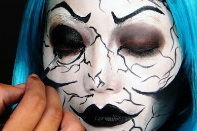 Model tampil dengan riasan menyeramkan ketika mengikuti kompetisi Viva Halloween Body Painting secara virtual, di Surabaya, Jawa Timur, Minggu (31/10/2021).
