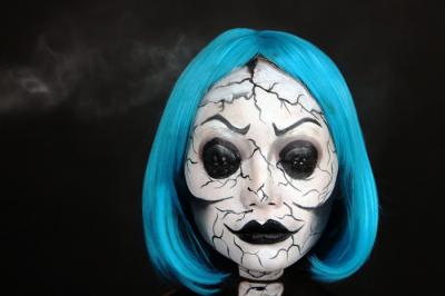 Model tampil dengan riasan menyeramkan ketika mengikuti kompetisi Viva Halloween Body Painting secara virtual, di Surabaya, Jawa Timur, Minggu (31/10/2021).
