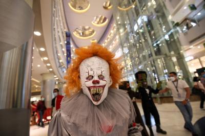 Orang berkostum Halloween berkeliling dan berfoto bersama para pengunjung di Mall Central Park, Jakarta, Minggu (31/10/2021).