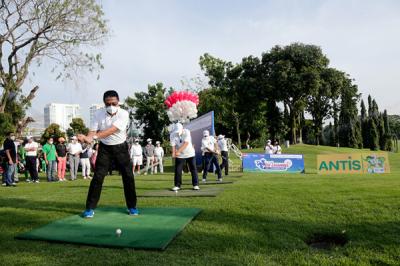 Peserta saat bertanding golf dalam acara IDX Channel Golf Tournament 2021 di Pondok Indah Golf Course, Jakarta Selatan, Sabtu (30/10/2021).