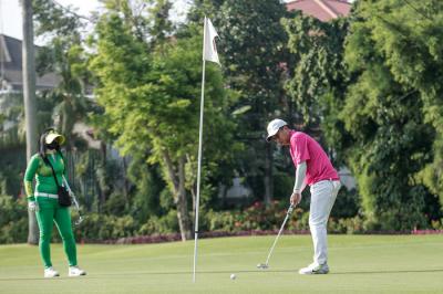 Peserta saat bertanding golf dalam acara IDX Channel Golf Tournament 2021 di Pondok Indah Golf Course, Jakarta Selatan, Sabtu (30/10/2021).