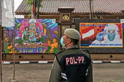 Sejumlah karya mural dengan tema mengkritik polisi ditampilkan di depan gedung Mabes Polri, Jakarta Selatan, Minggu (31/10 2021).
